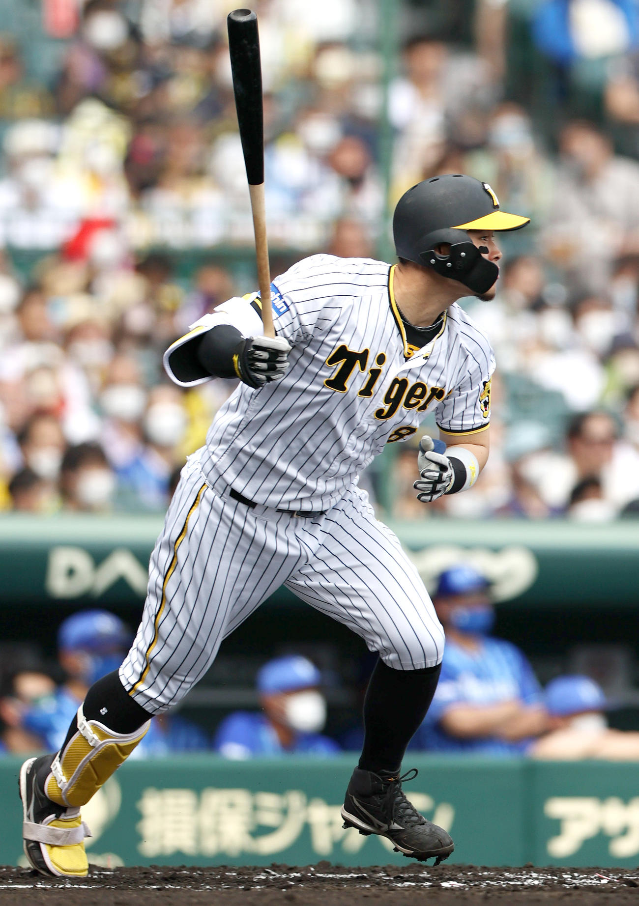 阪神対DeNA 1回裏阪神2死一、三塁、佐藤輝は左中間へ逆転の2点適時二塁打を放つ（撮影・上山淳一）