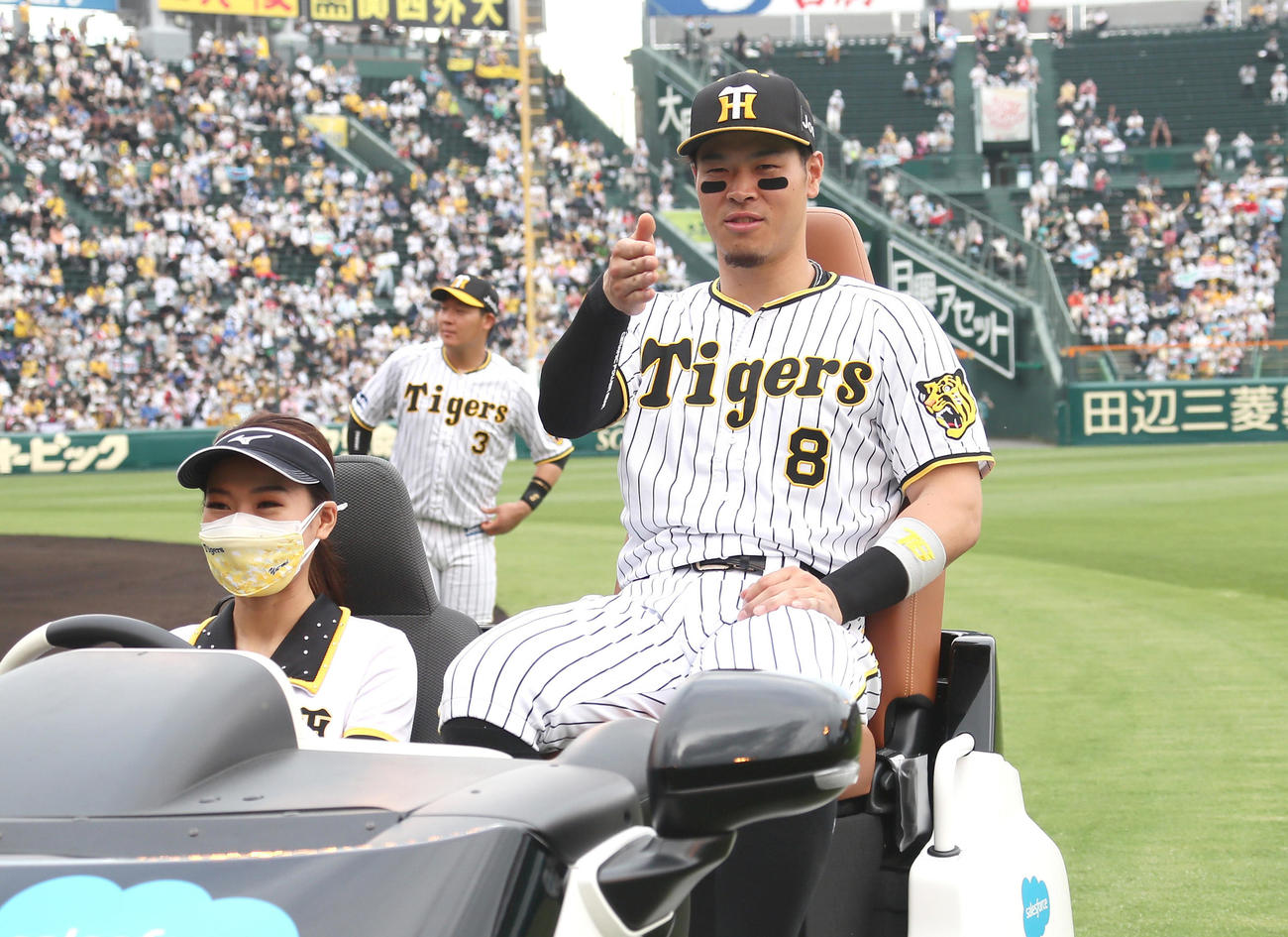 阪神対DeNA　試合後の場内1周でポーズをとる佐藤輝（代表撮影）
