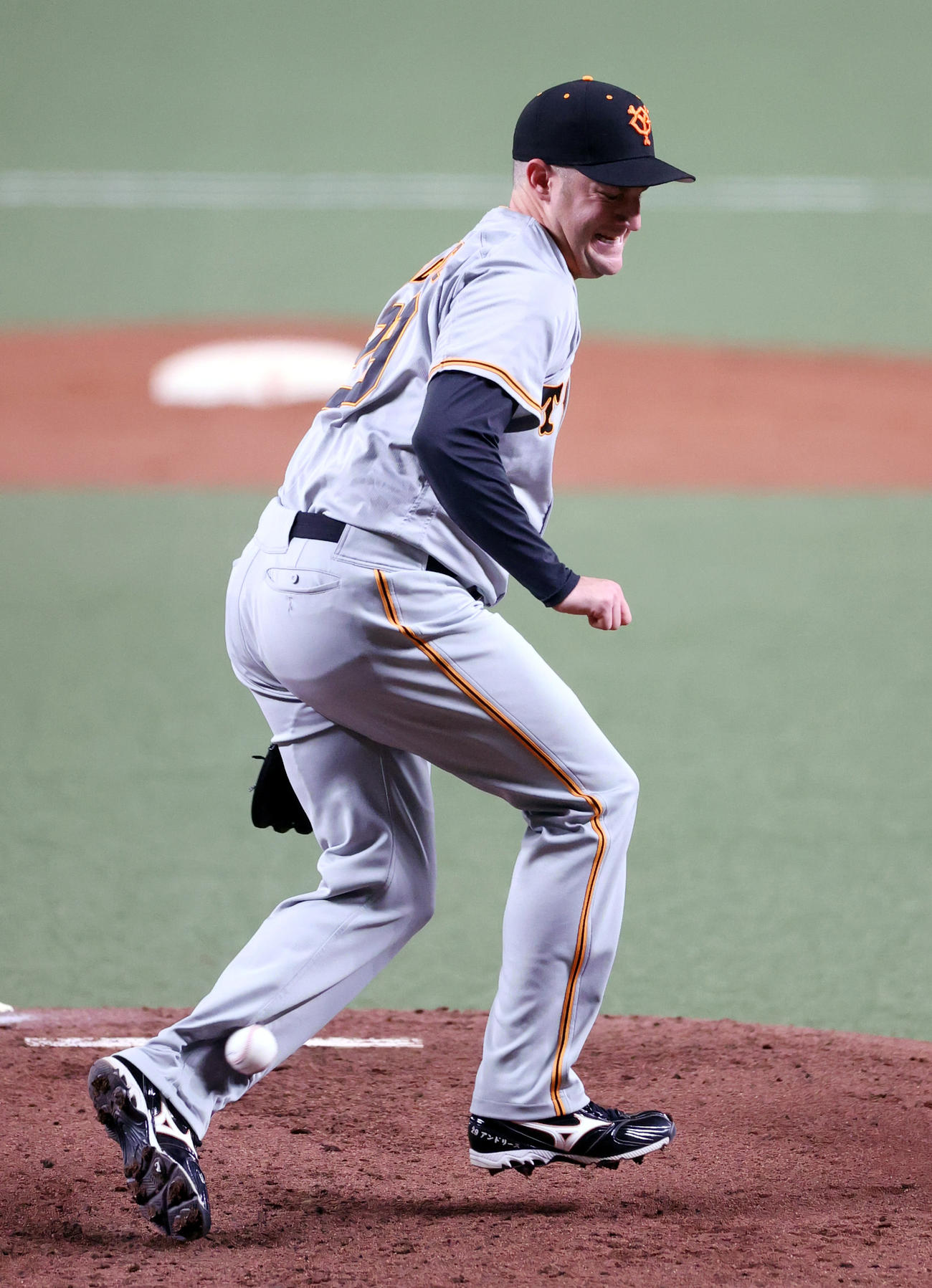 中日対巨人　1回裏中日1死二塁、鵜飼の打球を左足に受ける巨人先発のアンドリース（撮影・狩俣裕三）
