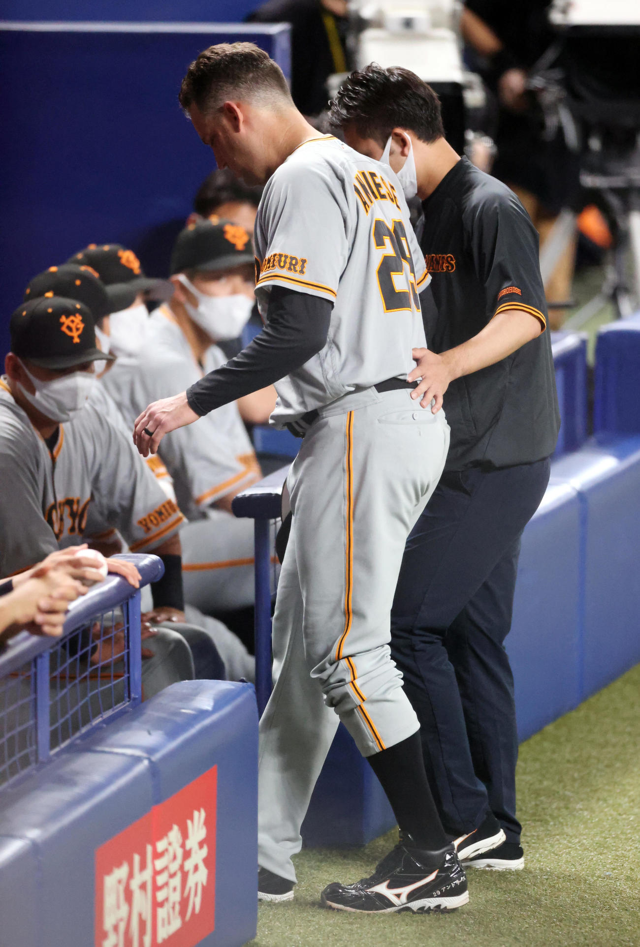 中日対巨人　1回裏中日1死二塁、鵜飼の打球を左足に受け、負傷降板する巨人先発のアンドリース（撮影・狩俣裕三）