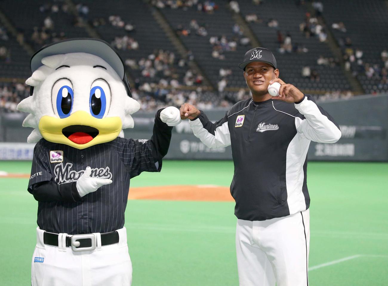 日本ハム対ロッテ　試合後、マーくんとタッチするロメロ（撮影・黒川智章）