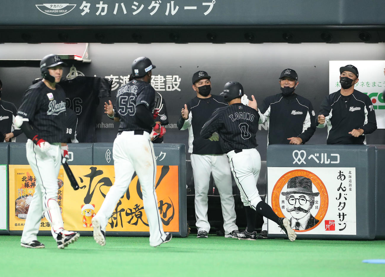 日本ハム対ロッテ　3回表ロッテ2死満塁、山口の先制となる適時二塁打で生還した荻野を出迎える井口監督（中央）（撮影・佐藤翔太）