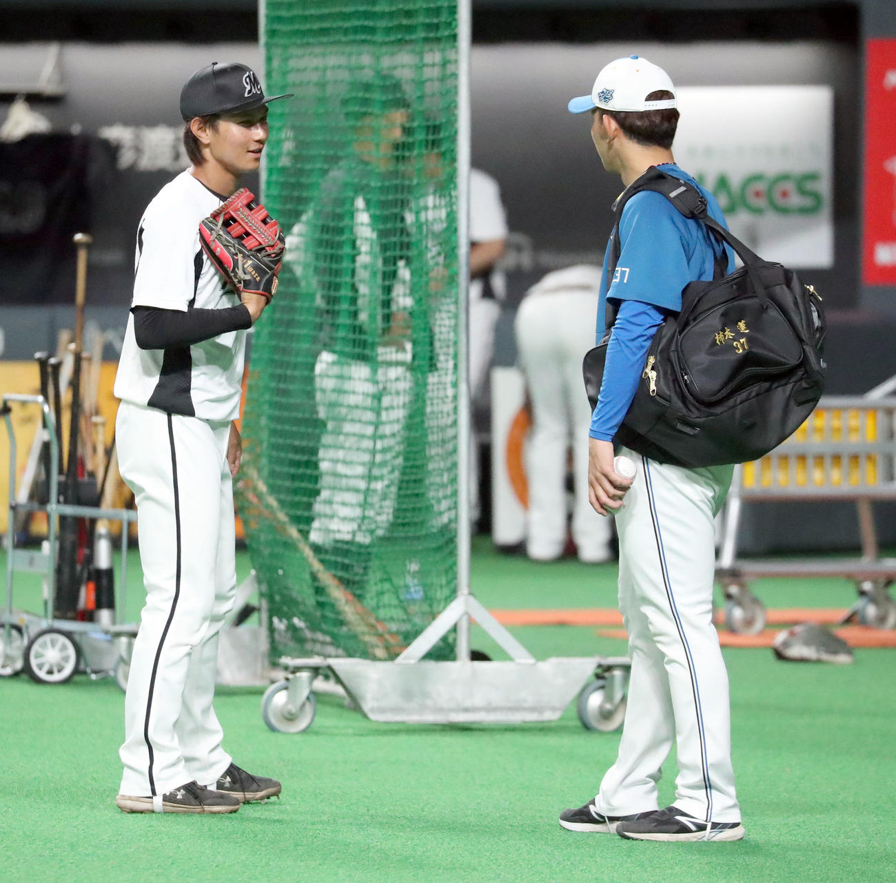 日本ハム対ロッテ　会話をするロッテ藤原（左）と日本ハム柿木（撮影・佐藤翔太）
