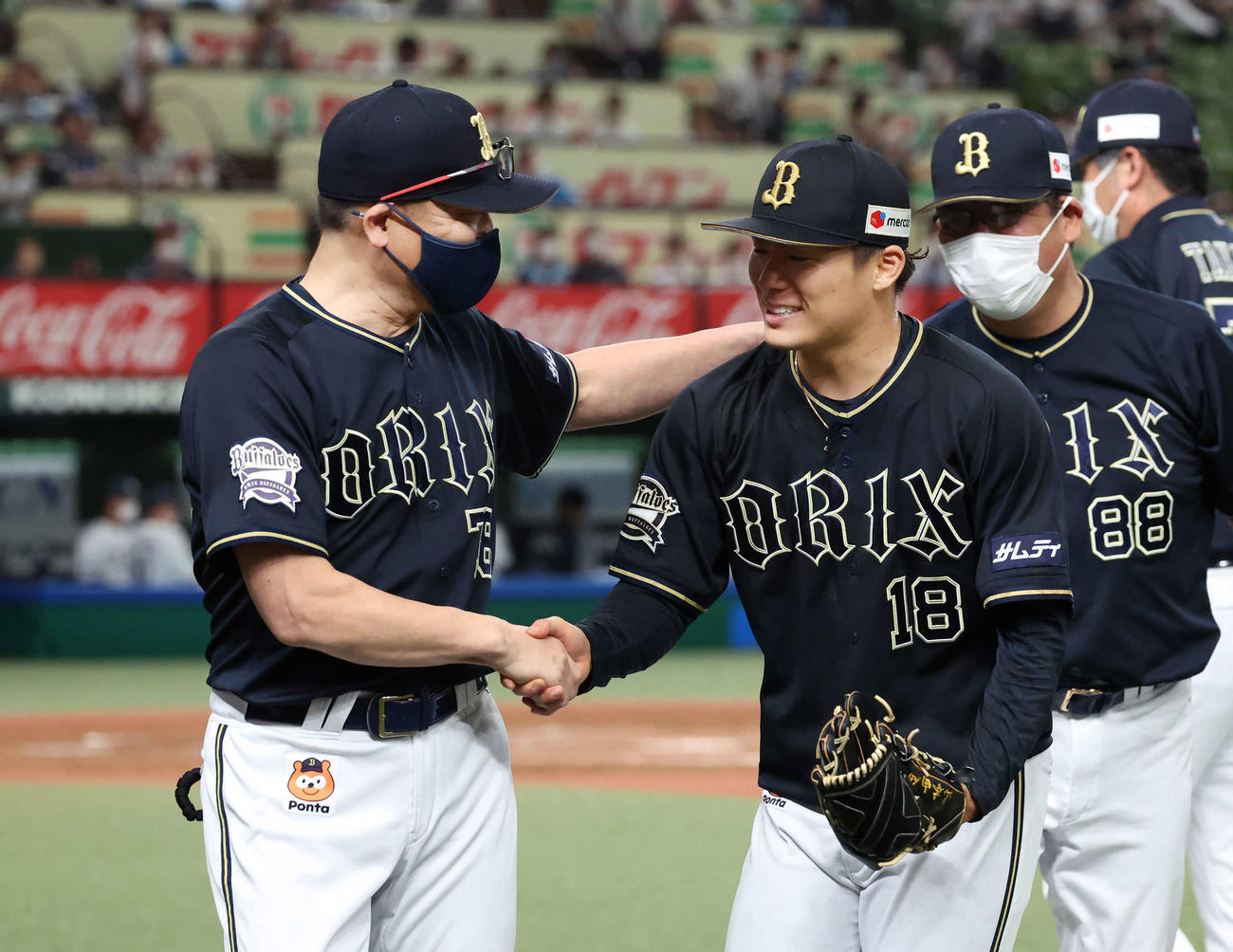 西武対オリックス　ノーヒットノーランを達成して中嶋監督（左）の祝福を受ける山本（撮影・丹羽敏通）