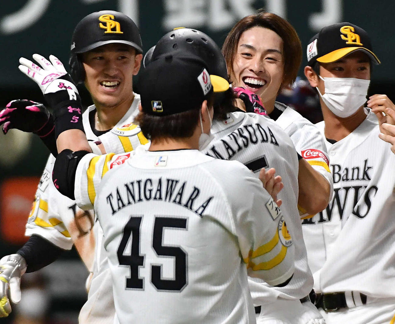 ソフトバンク対楽天　延長10回裏ソフトバンク1死一塁、右越えにサヨナラ2点本塁打を放った周東（右から2人目）はナインと抱き合って喜ぶ（撮影・岩下翔太）