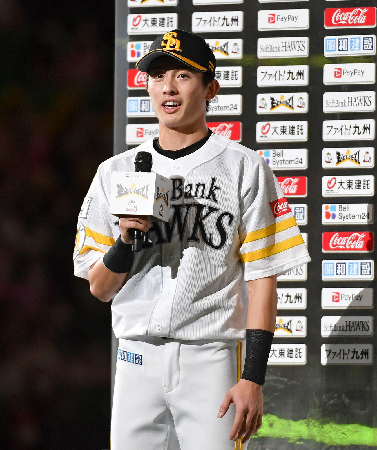 ソフトバンク対楽天　ヒーローインタビューに答える周東（撮影・岩下翔太）