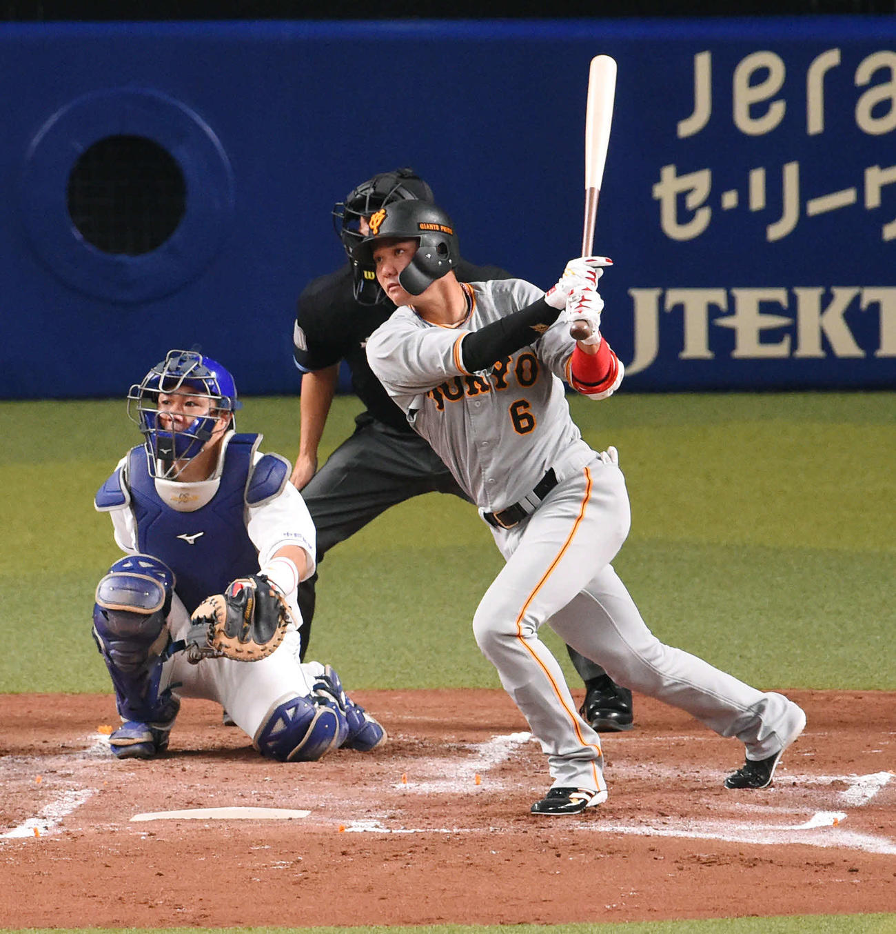 中日対巨人　2回表巨人無死、右二塁打を放つ坂本（撮影・森本幸一）