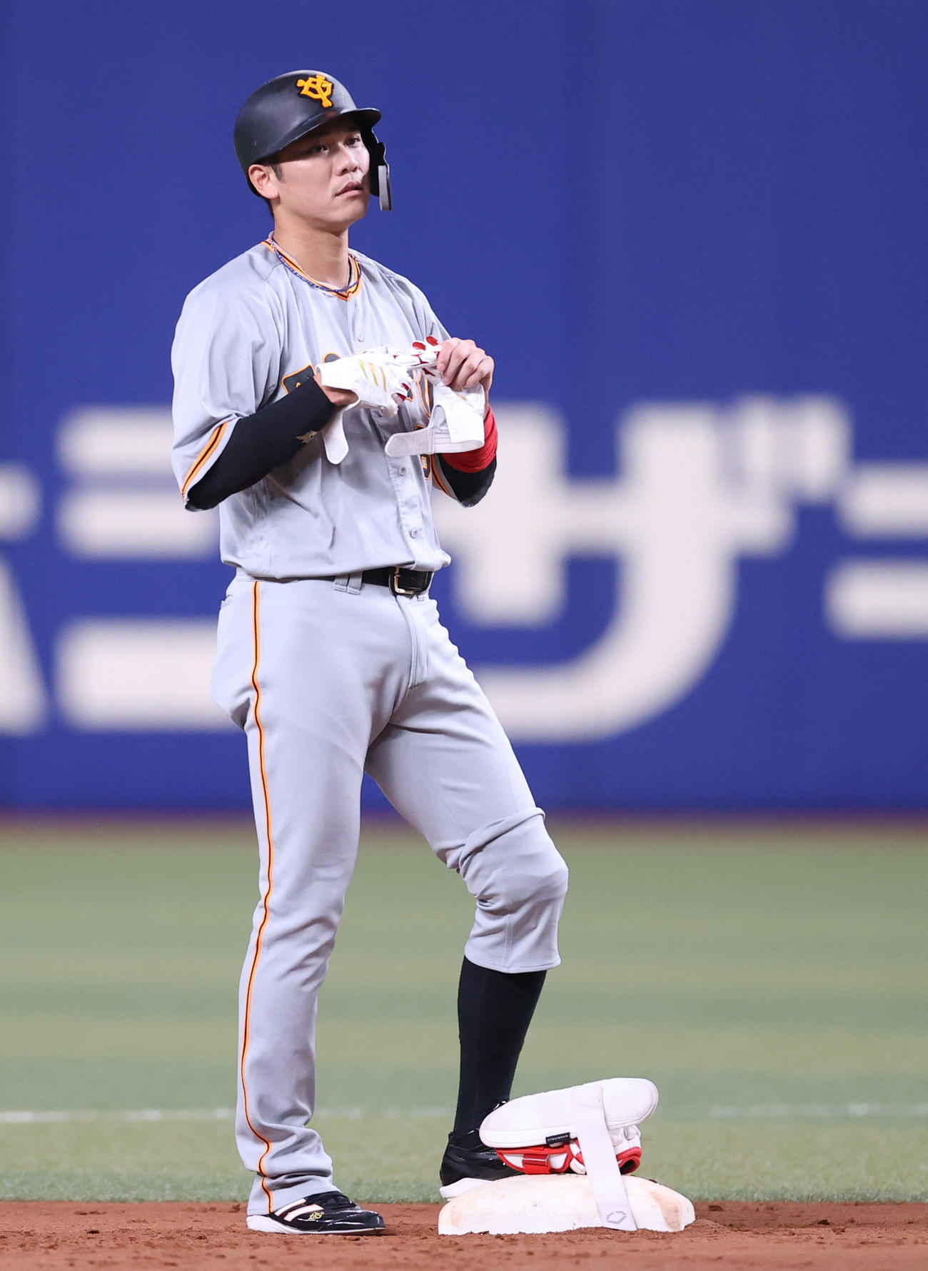中日対巨人　2回表巨人無死、二塁打を放つ坂本（撮影・狩俣裕三）