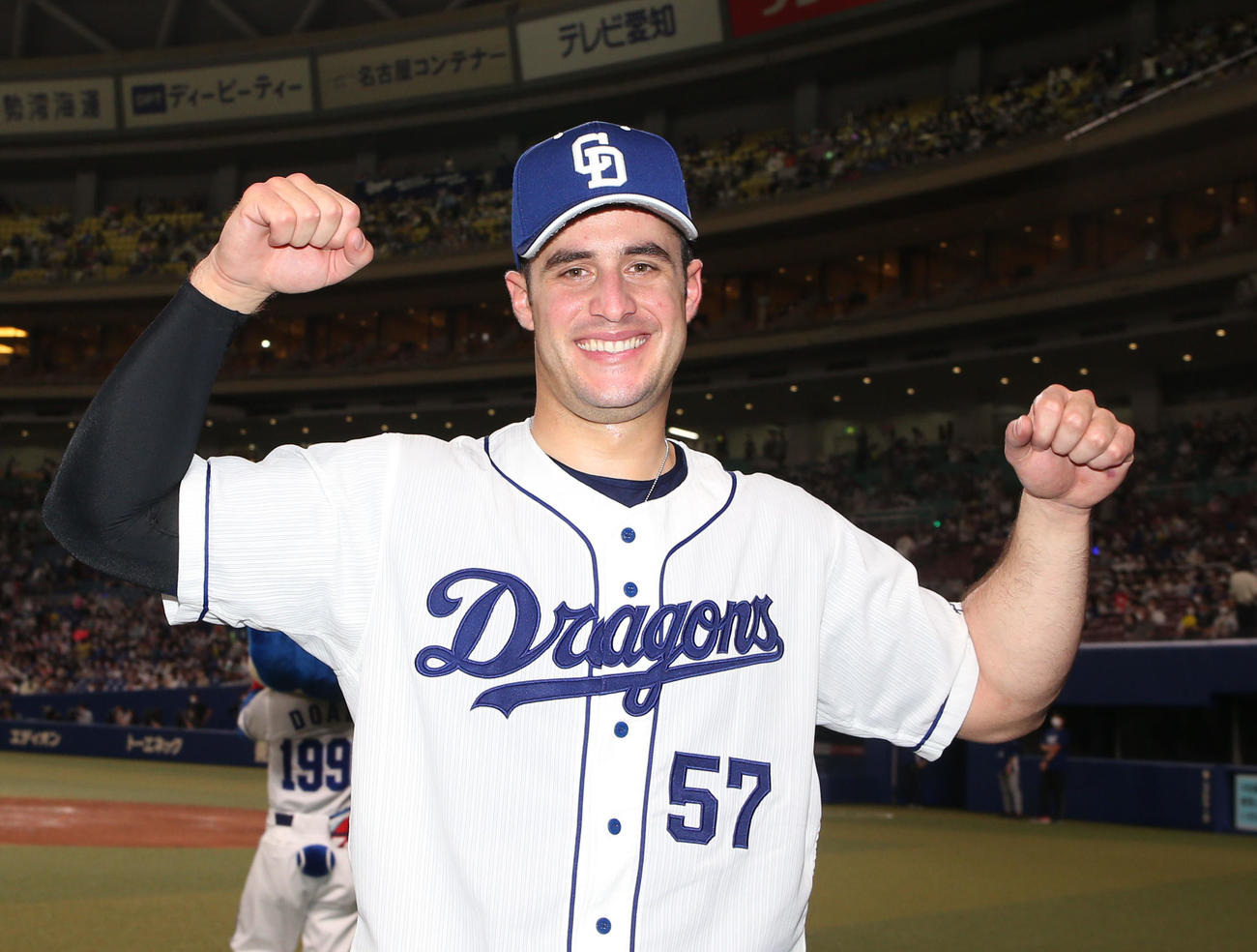 中日対巨人　ヒーローインタビュー後、笑顔を見せるA・マルティネス（撮影・狩俣裕三）