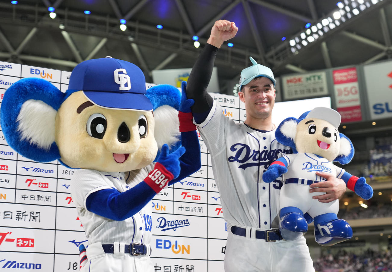 中日対巨人　ヒーローインタビューを終えドアラに祝福されるA・マルティネス（右）（撮影・森本幸一）