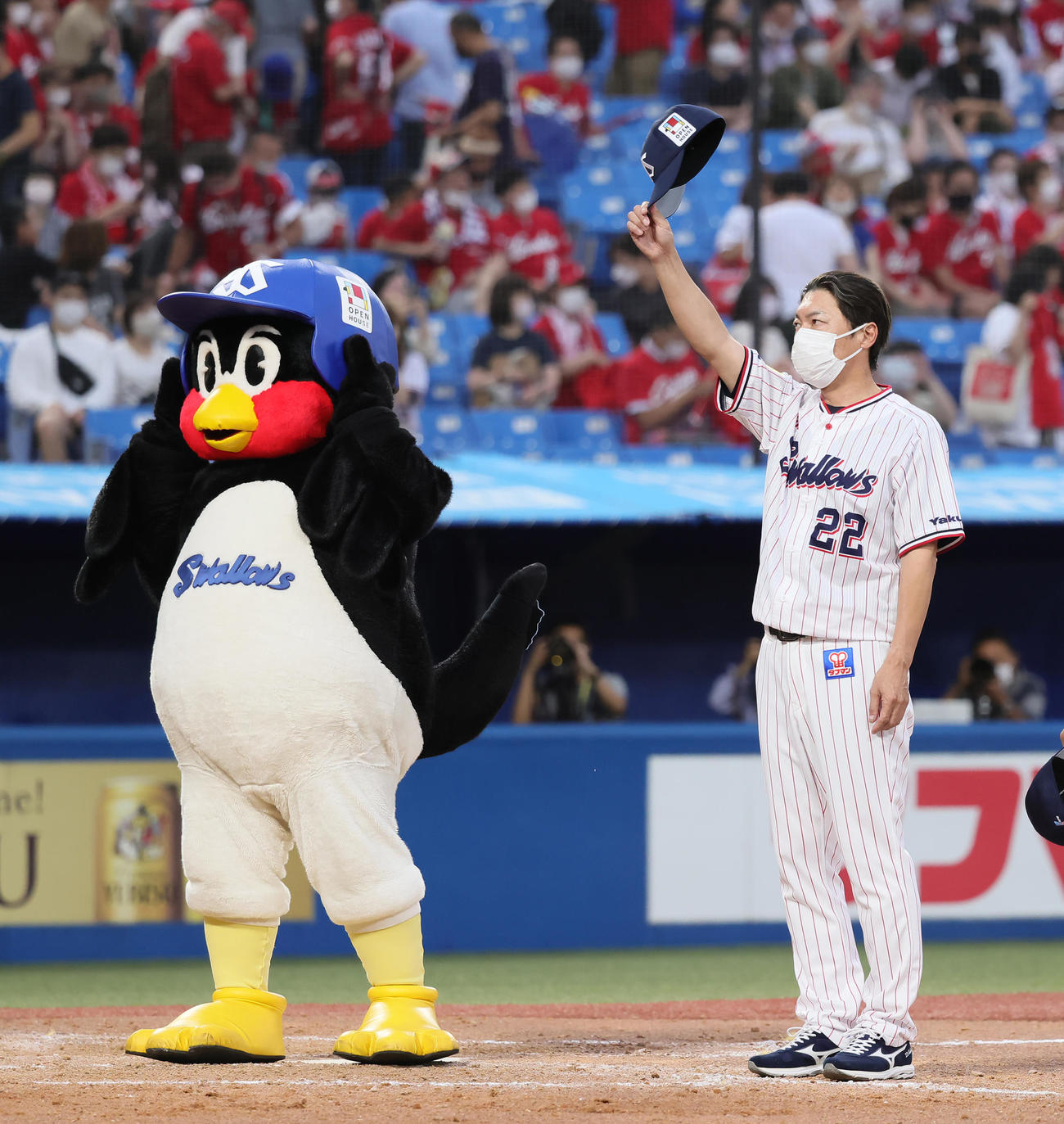 ヤクルト対広島　勝利しスタンドの声援に手を振って応えるヤクルト高津監督（撮影・足立雅史）