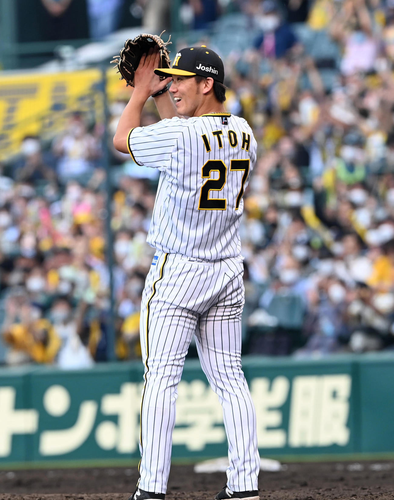阪神対DeNA DeNAに完投勝利、笑顔を見せる伊藤将（撮影・前岡正明）
