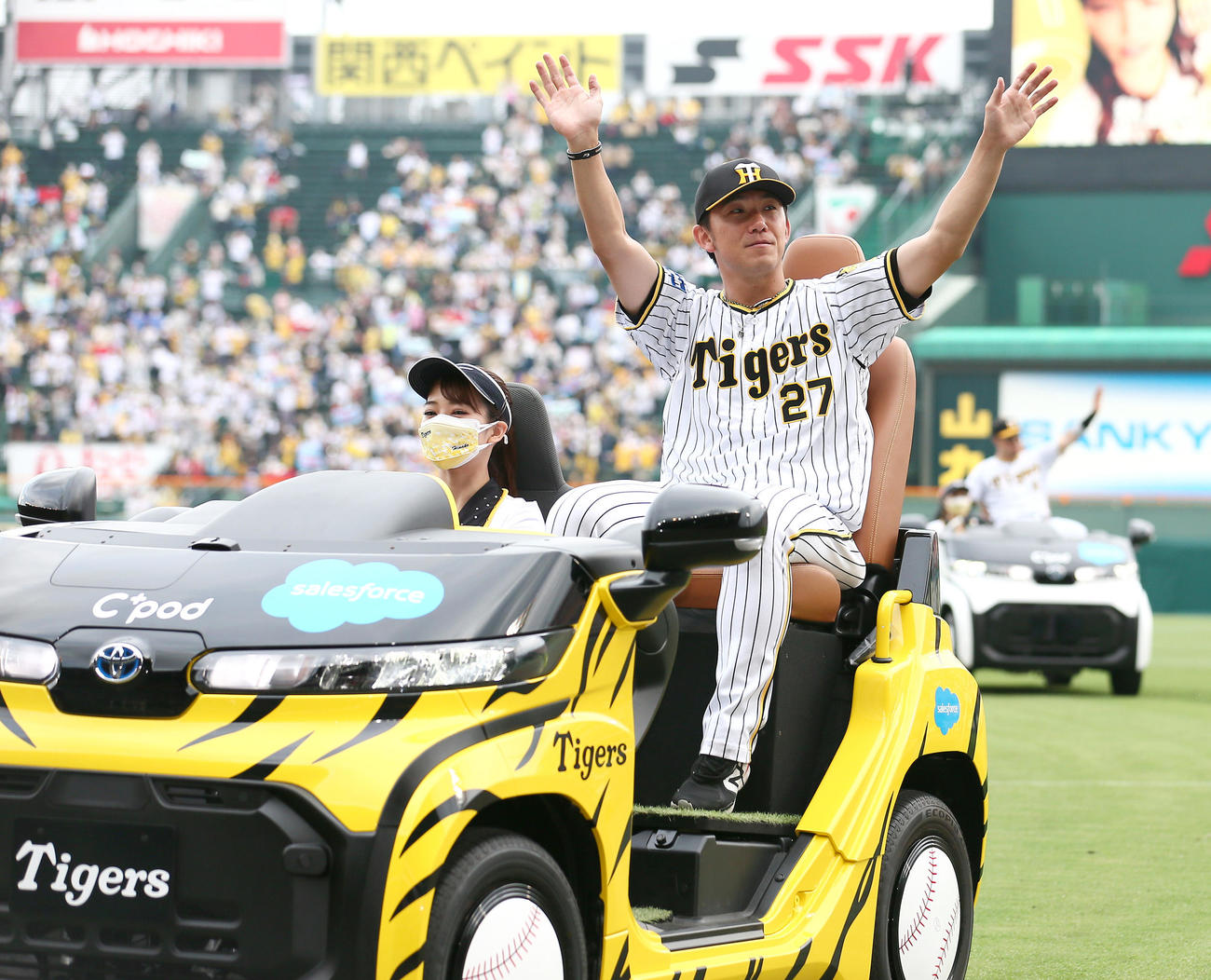 阪神対DeNA　ファンの歓声に手を振って応える阪神伊藤将（撮影・上山淳一）