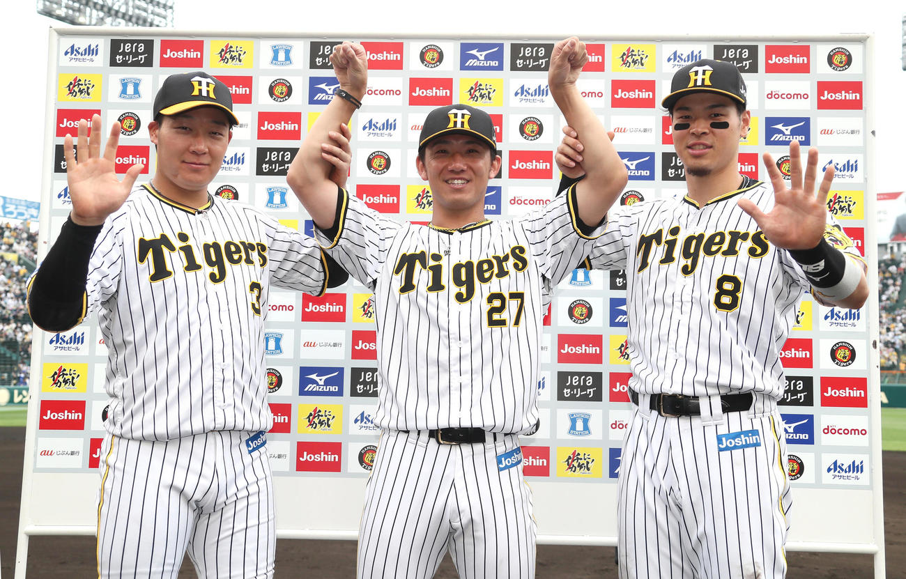 阪神対DeNA　阪神は5連勝、お立ち台でポーズをとる選手たち、左から大山、伊藤将、佐藤輝（代表撮影）