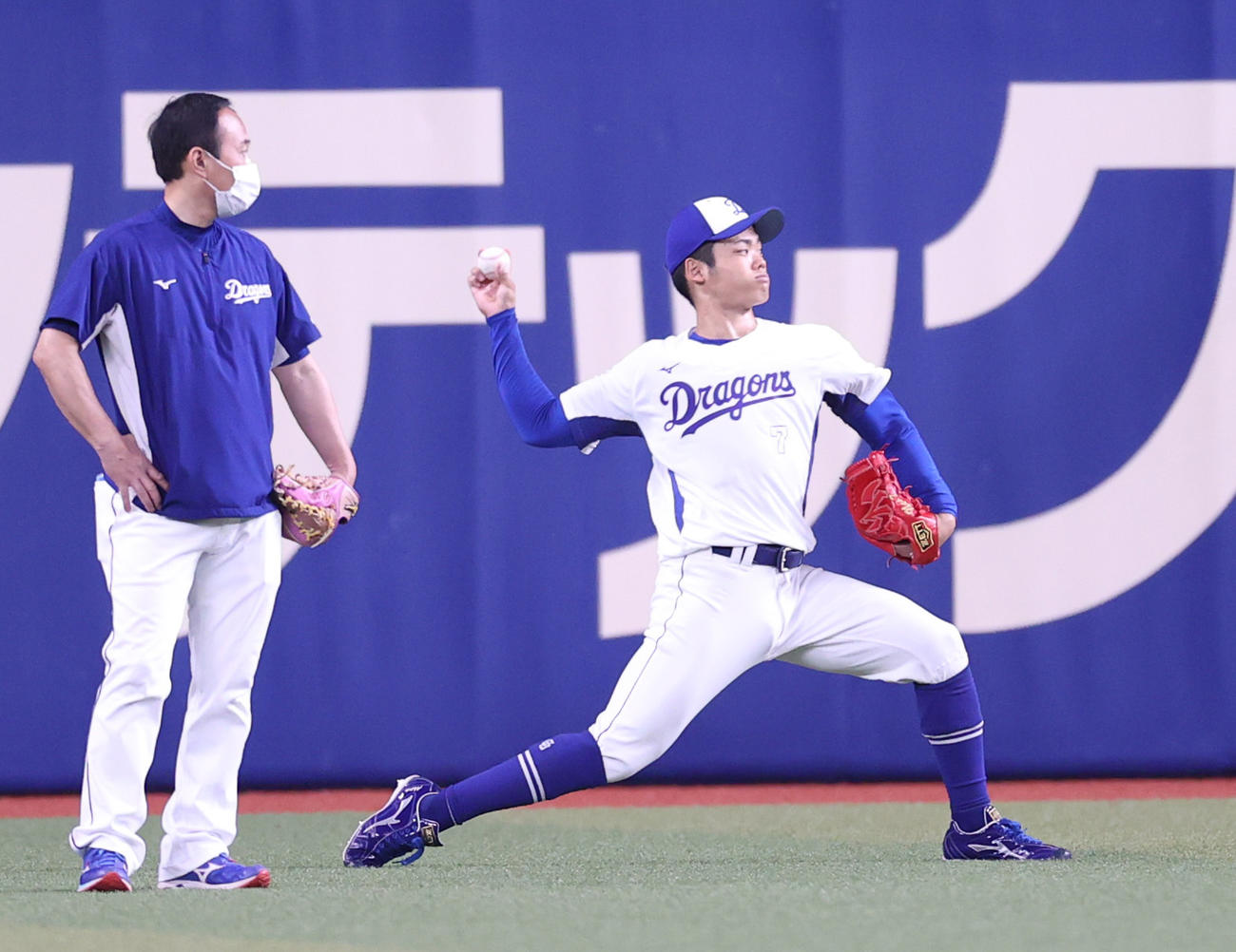 中日対巨人　試合前の練習でキャッチボールをする根尾（右）（撮影・狩俣裕三）