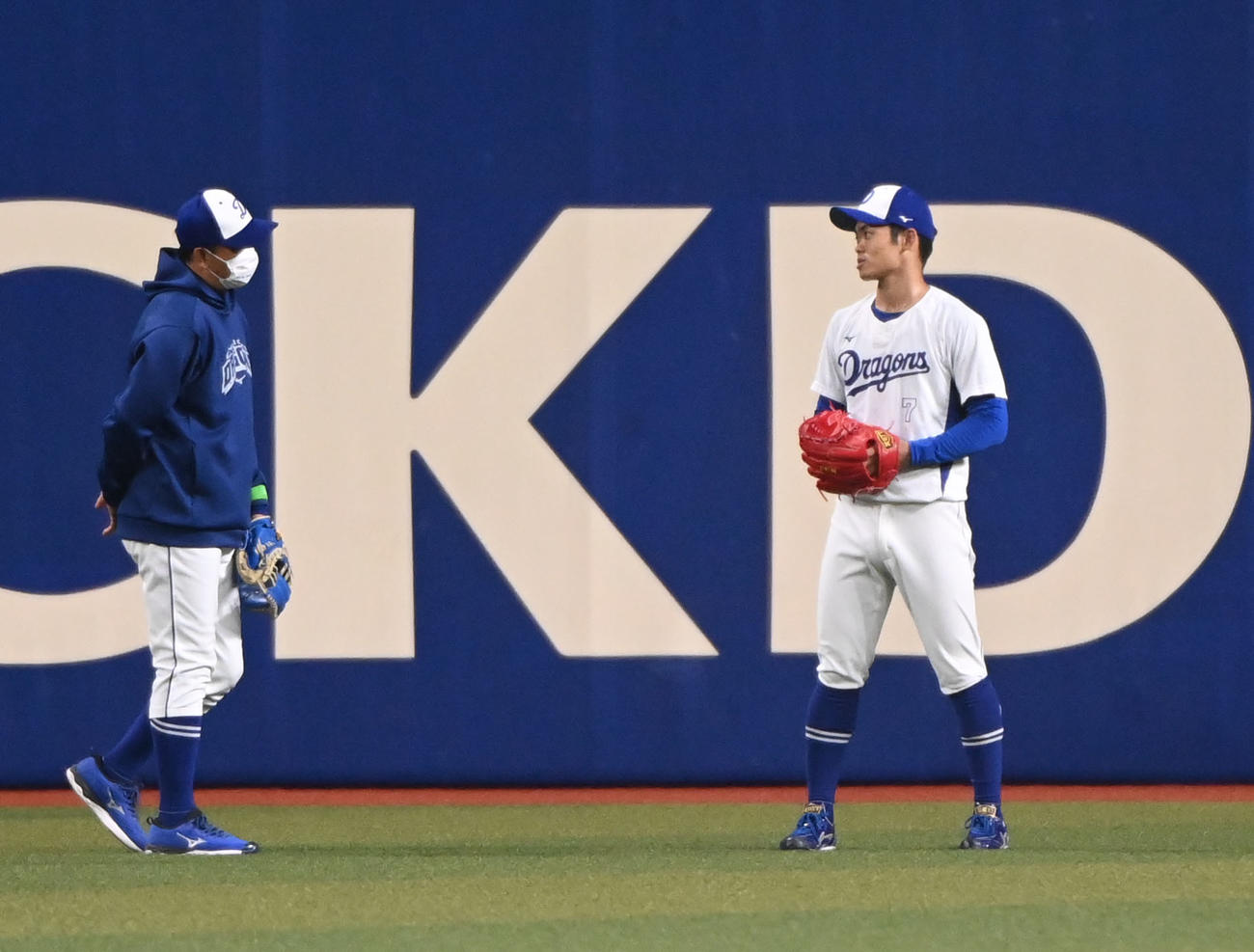 中日対巨人　試合前練習で落合ヘッド兼投手コーチと言葉を交わす根尾（右）（撮影・森本幸一）