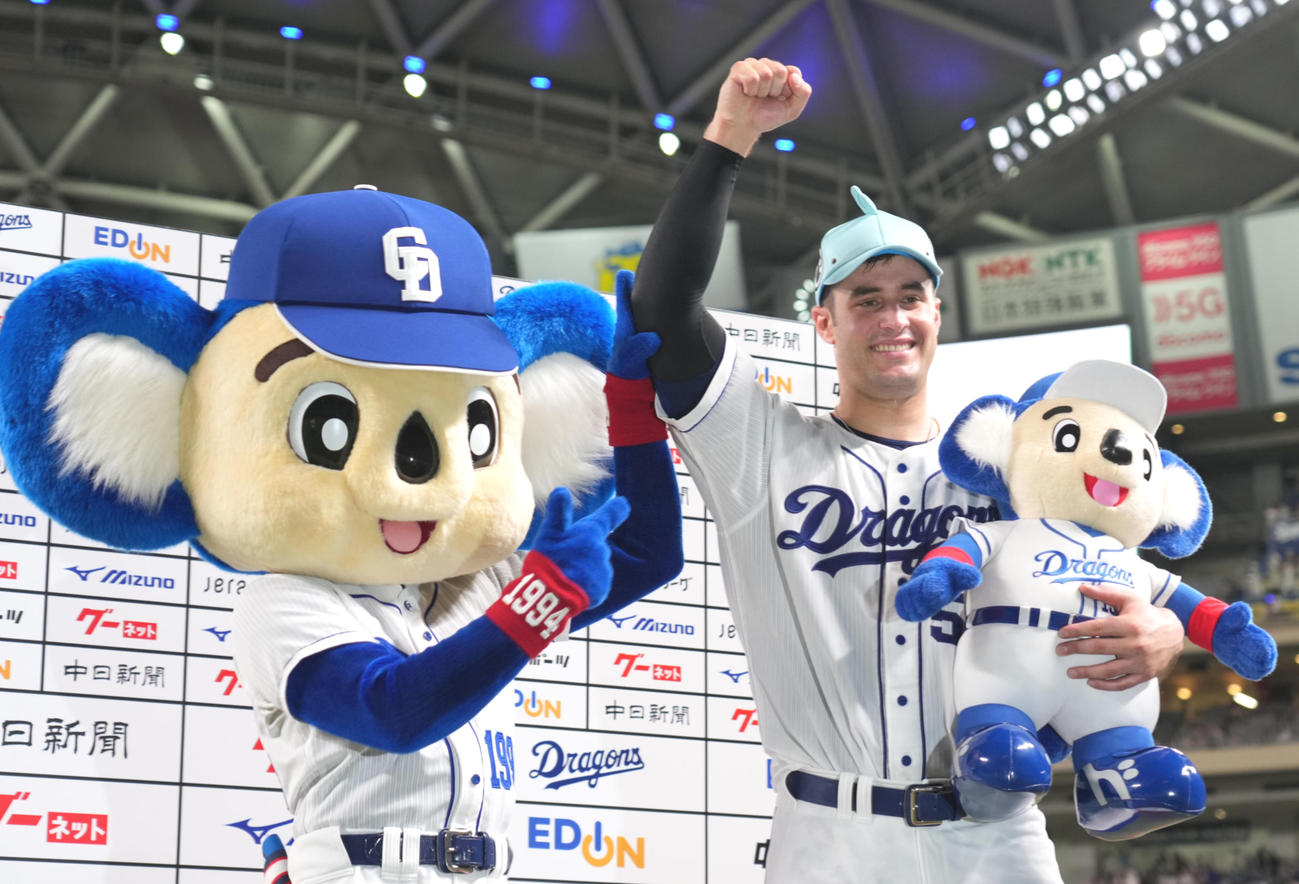 ヒーローインタビューを終えドアラに祝福されるA・マルティネス（右）（撮影・森本幸一）