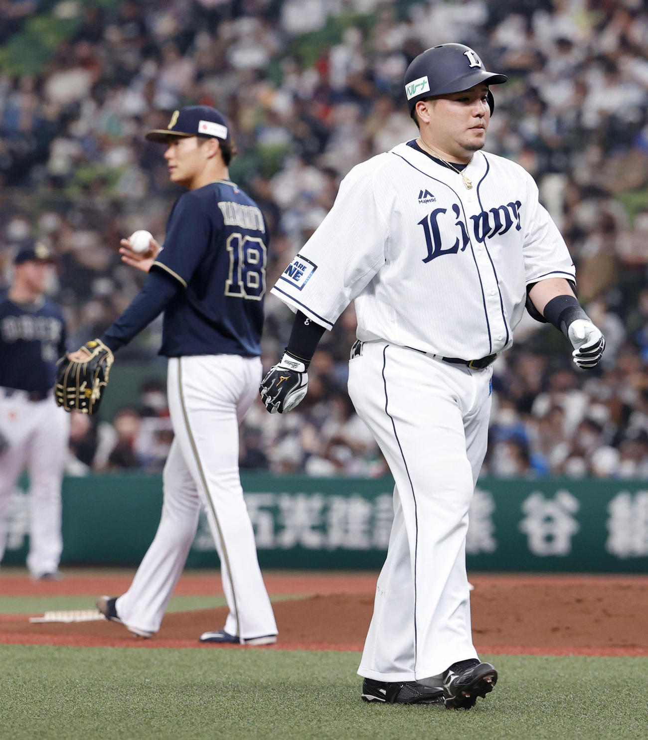 2回裏西武無死、右飛に倒れた山川（右）とオリックス山本（共同）