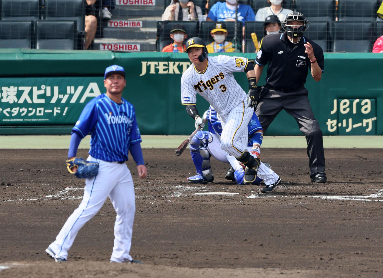 阪神対DeNA 3回裏阪神2死一塁、中越え2点本塁打を放つ大山。投手浜口（撮影・加藤哉）