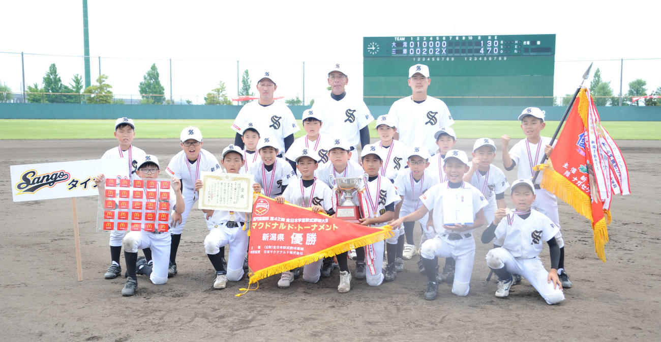 初優勝した三郷タイフーンのメンバー
