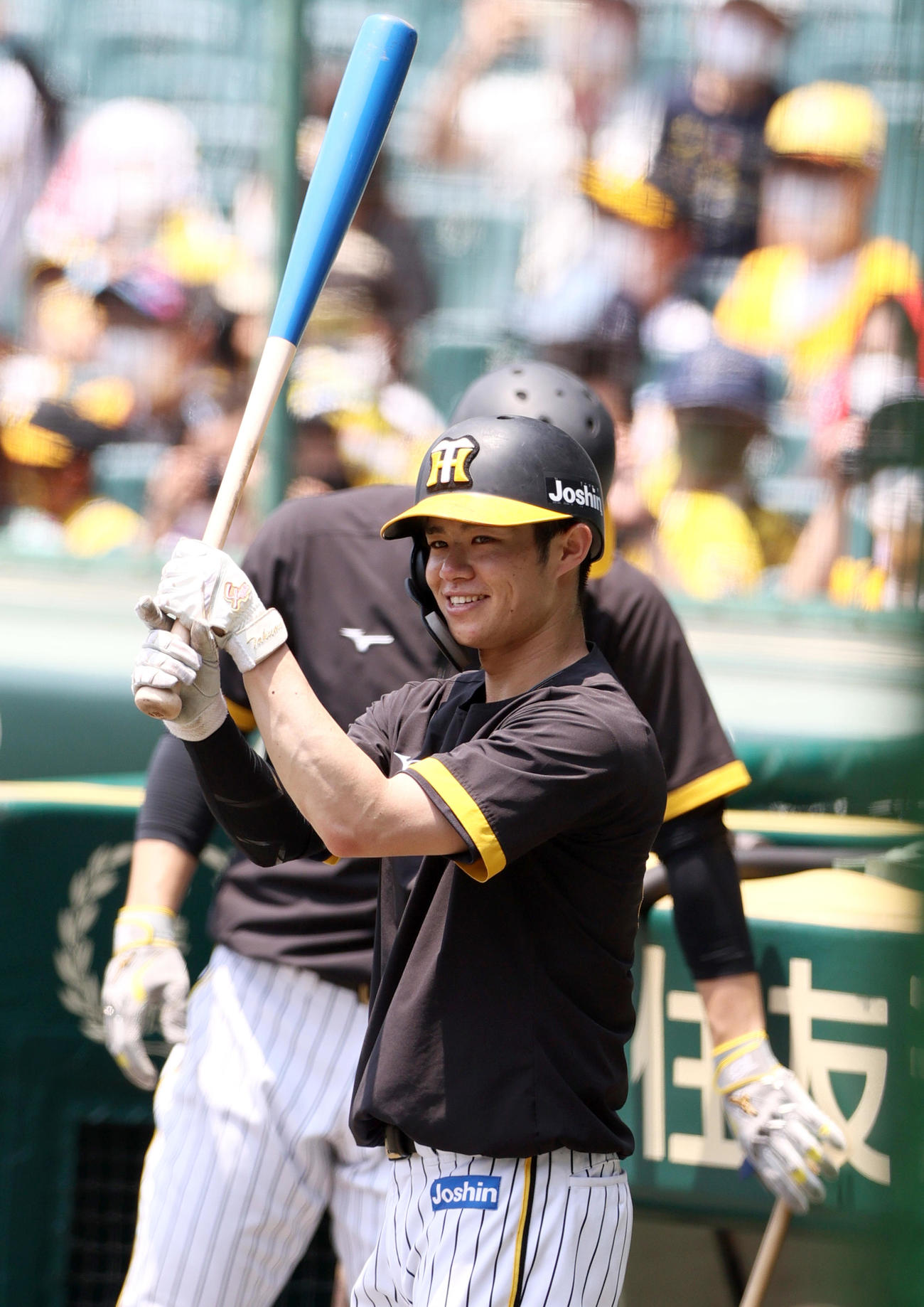 阪神対DeNA　阪神佐藤輝の青いマスコットバットを手にする阪神中野（撮影・上山淳一）