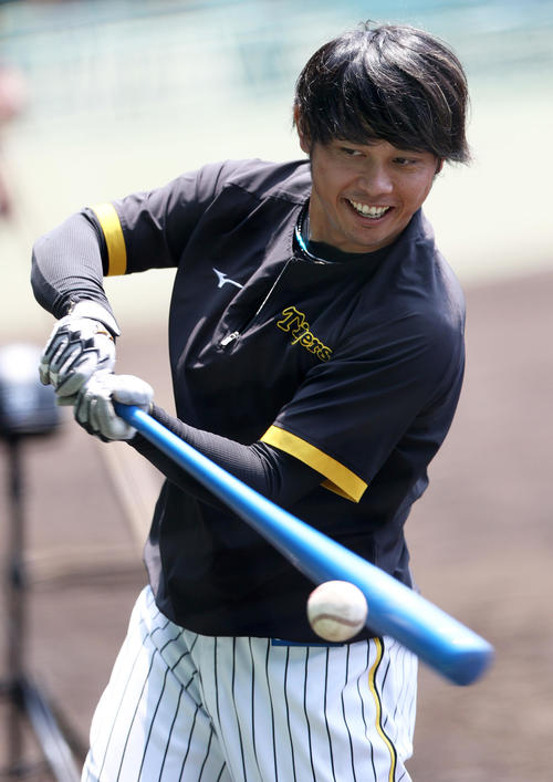 阪神】佐藤輝明2年連続父の日弾へ、幸運呼ぶ青バットで練習 一部選手