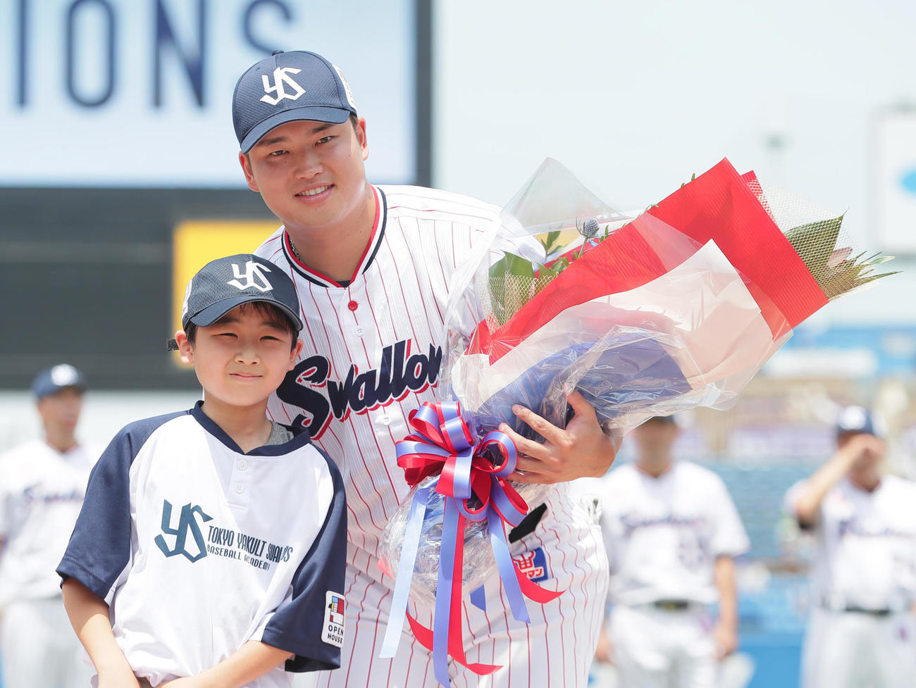 試合前、交流戦MVPの表彰を受け記念撮影に笑顔のヤクルト村上（右）（撮影・足立雅史）