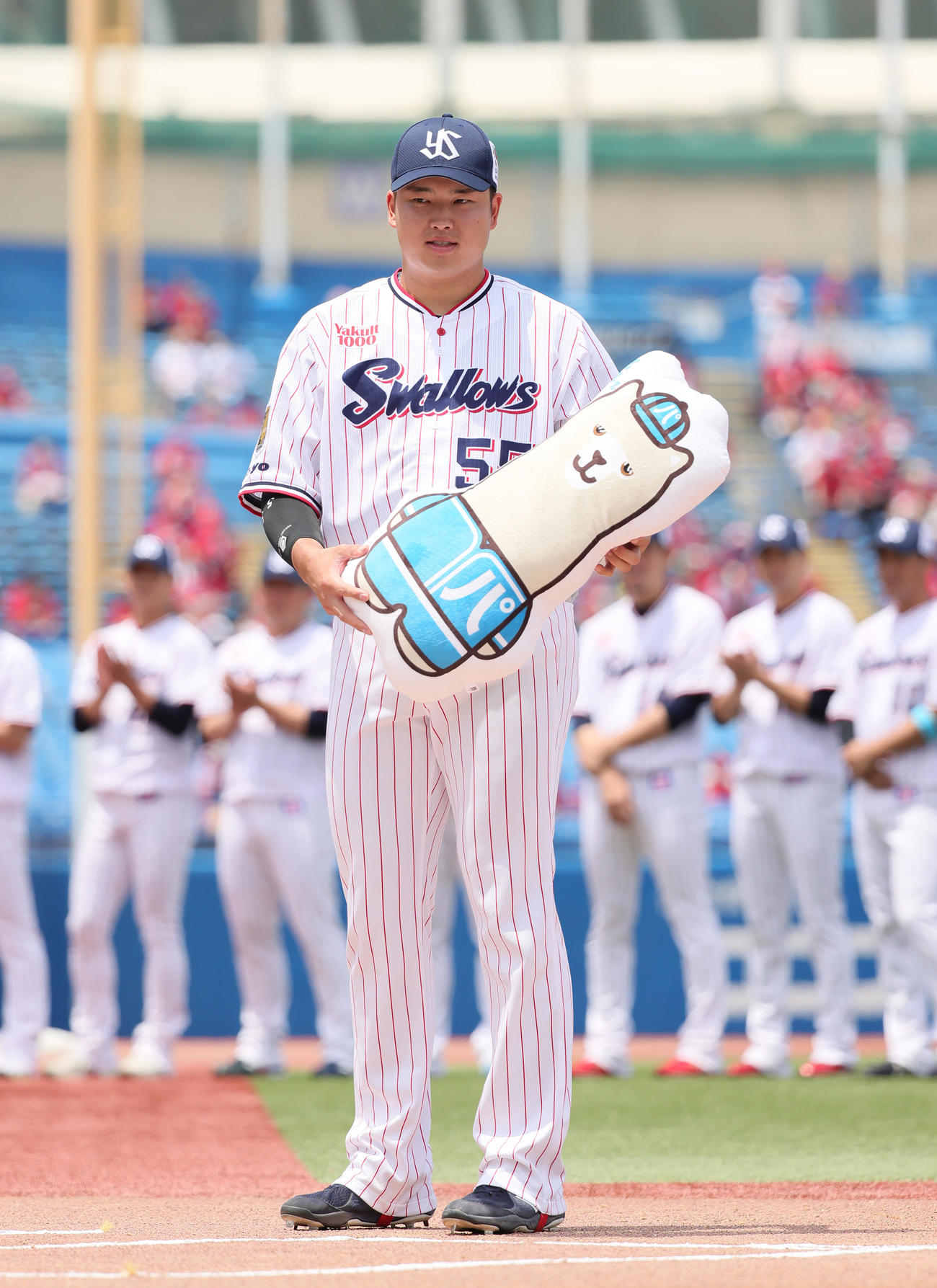 試合前、交流戦MVPの表彰を受けるヤクルト村上（撮影・足立雅史）