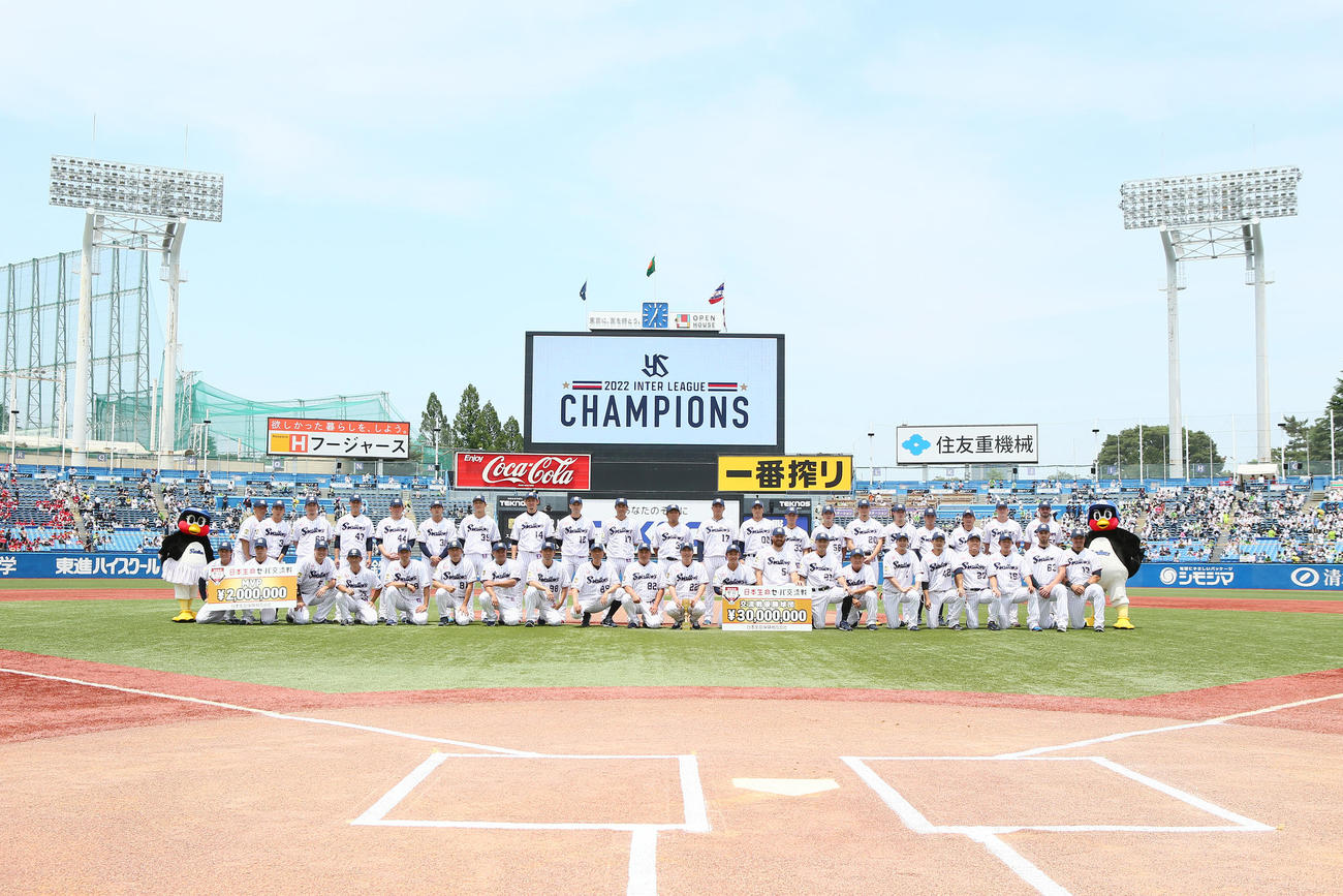 試合前、交流戦優勝の記念撮影に臨むヤクルトの選手ら（撮影・足立雅史）