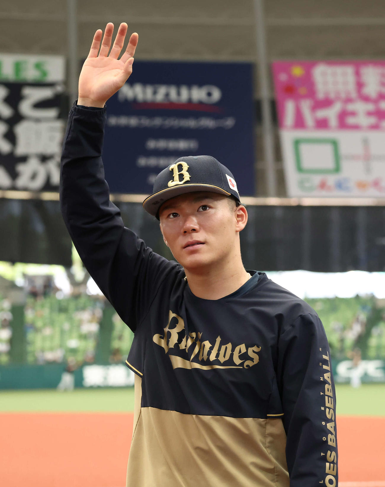 西武対オリックス　ノーヒットノーラン達成から一夜明けて、観客に手を振って引き揚げるオリックス山本（撮影・丹羽敏通）