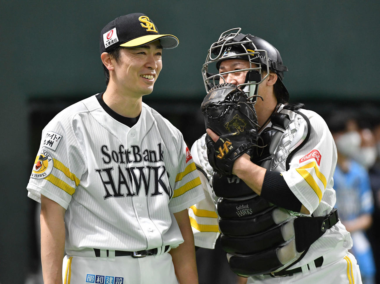 ソフトバンク対楽天　試合前、甲斐（右）と笑顔で話す和田（撮影・岩下翔太）