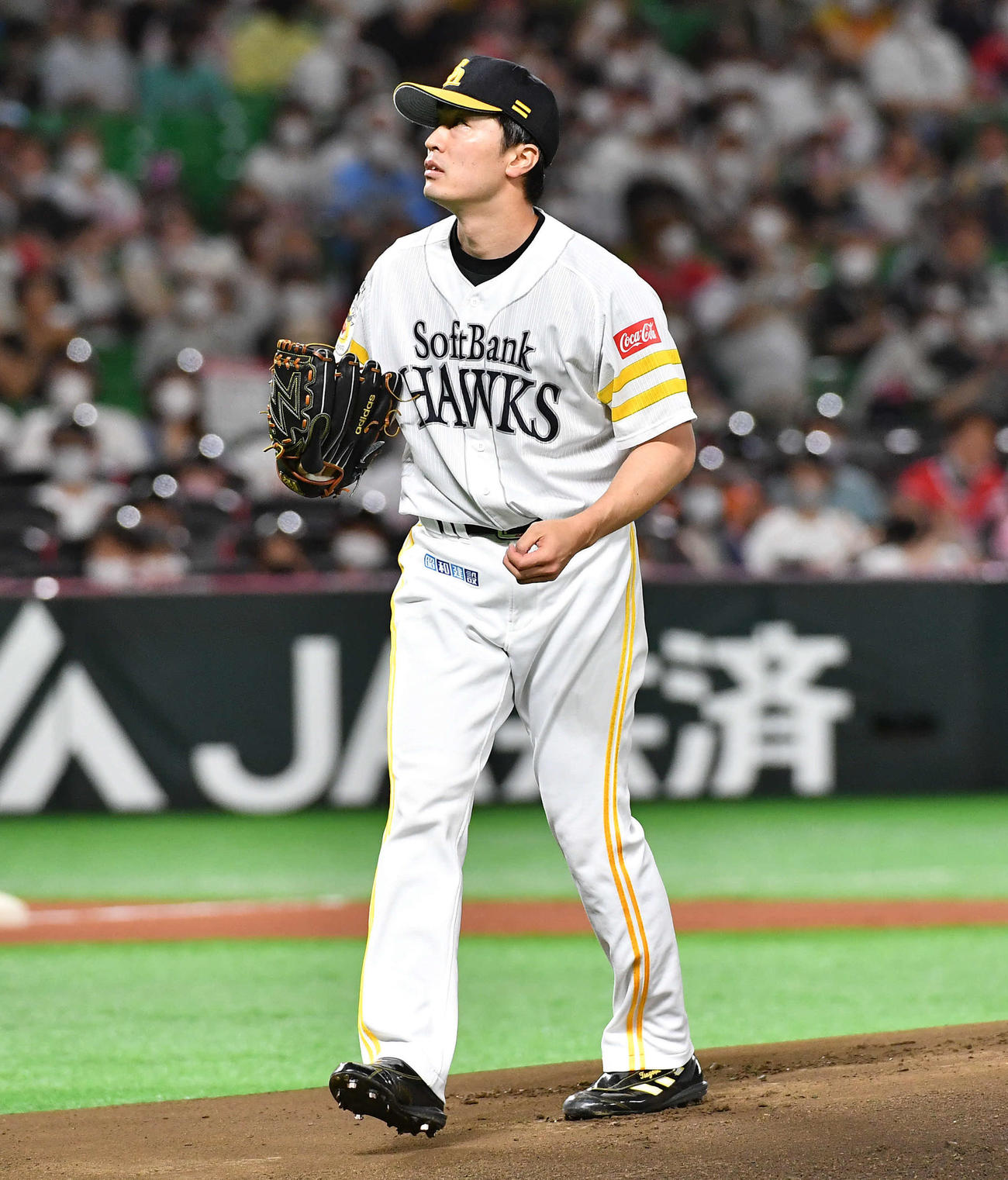 ソフトバンク対楽天　1回表楽天2死、浅村を空振り三振に抑えてベンチへ戻る和田（撮影・岩下翔太）