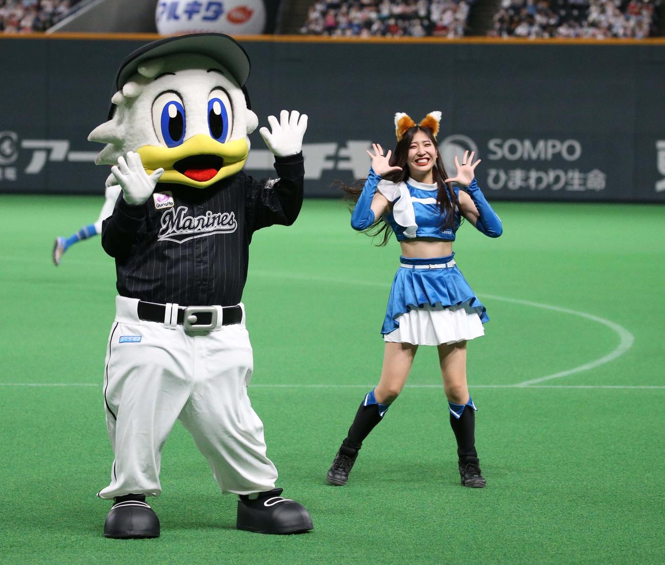日本ハム対ロッテ　ファイターズガールと「きつねダンス」を踊るロッテマスコットのマーくん　（撮影・黒川智章）