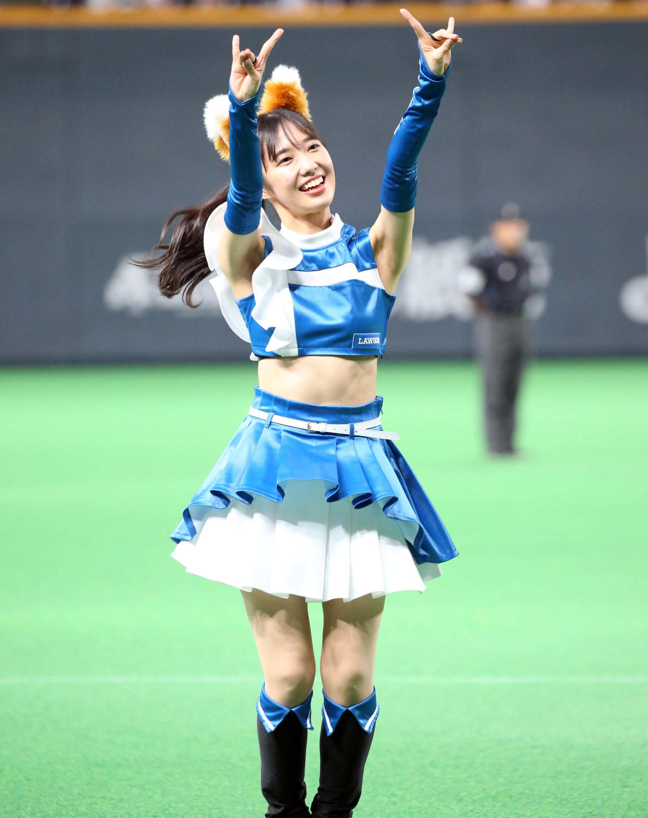 きつねダンスを踊るファイターズガール（2022年6月10日撮影）