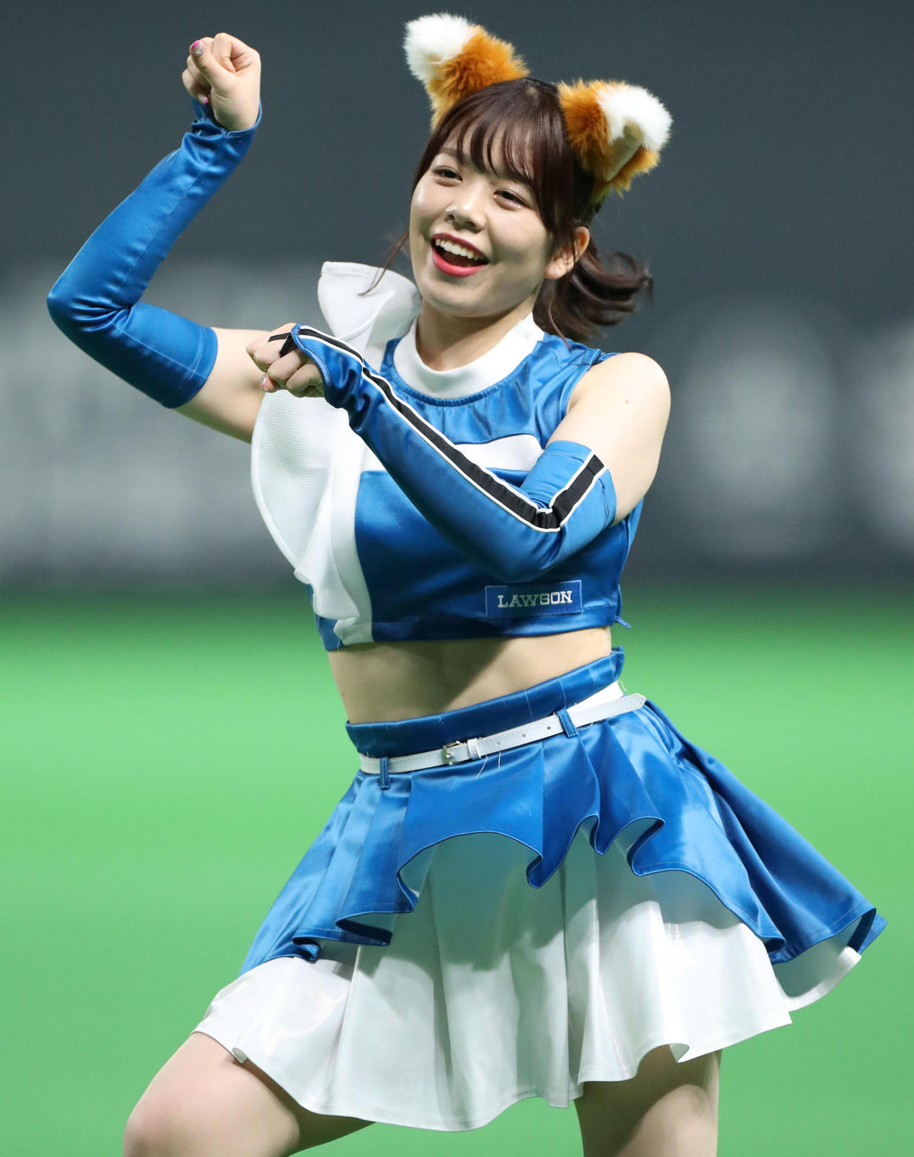 きつねダンスを踊るファイターズガール（2022年6月12日撮影）