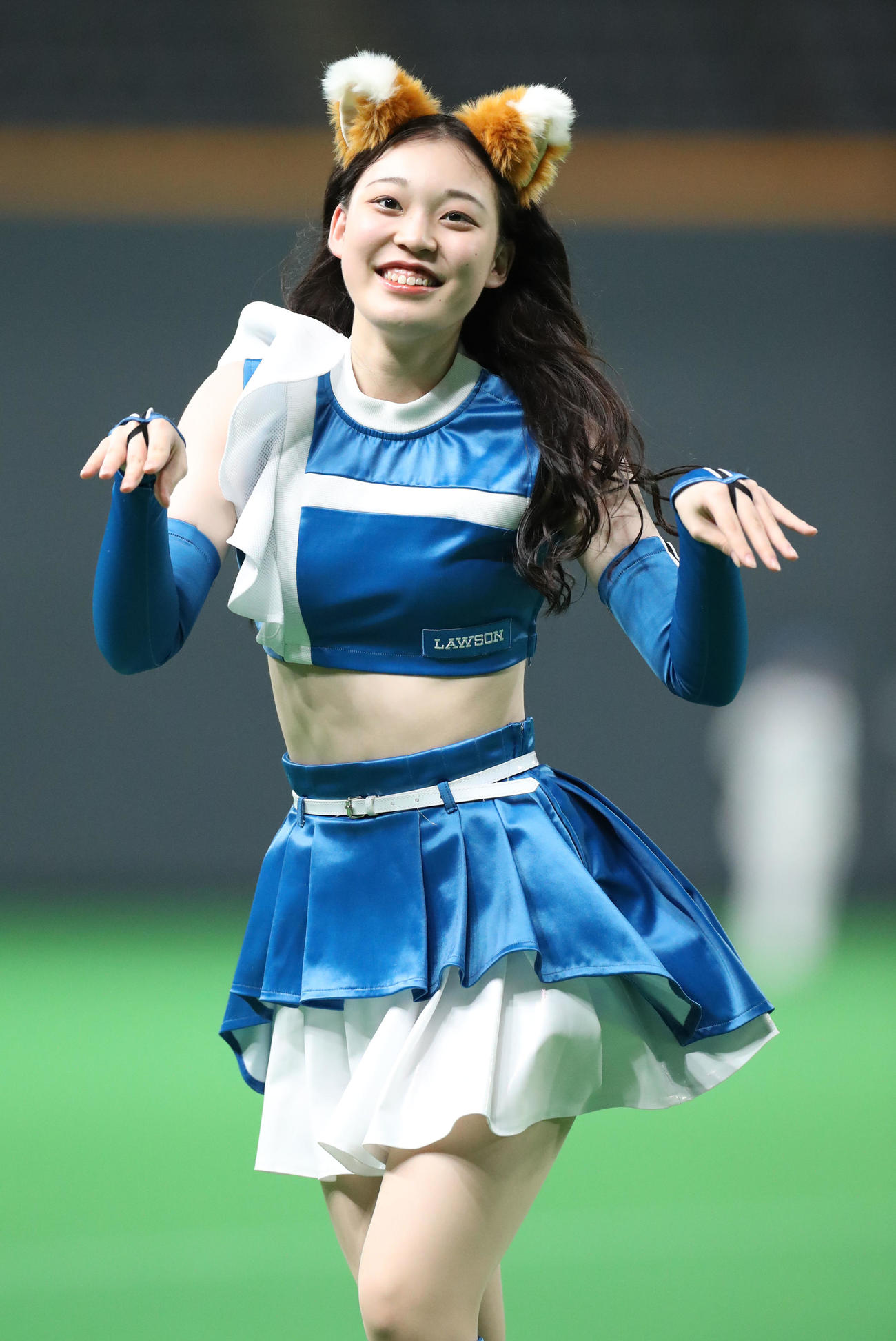 日本ハム対ロッテ　きつねダンスを踊るファイターズガール（撮影・佐藤翔太）