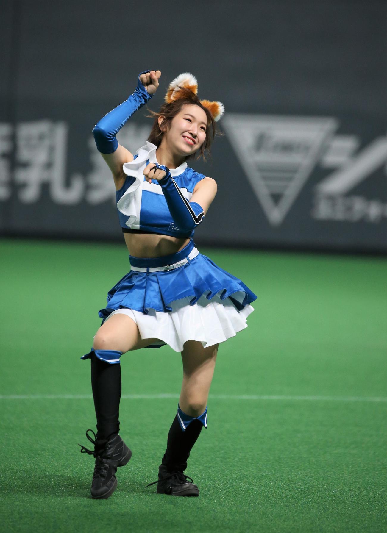 日本ハム　きつねダンスを踊るファイターズガール