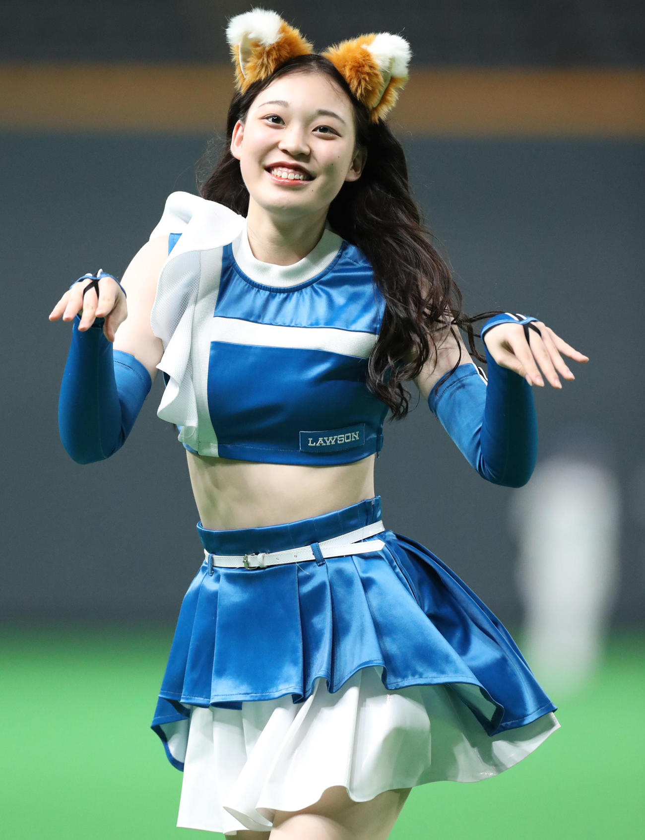 きつねダンスを踊るファイターズガール（2022年6月18日撮影）