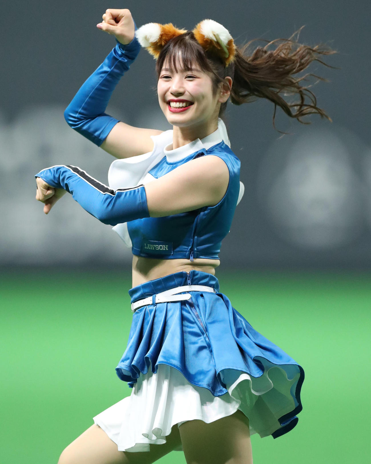 きつねダンスを踊るファイターズガール（2022年6月18日撮影）
