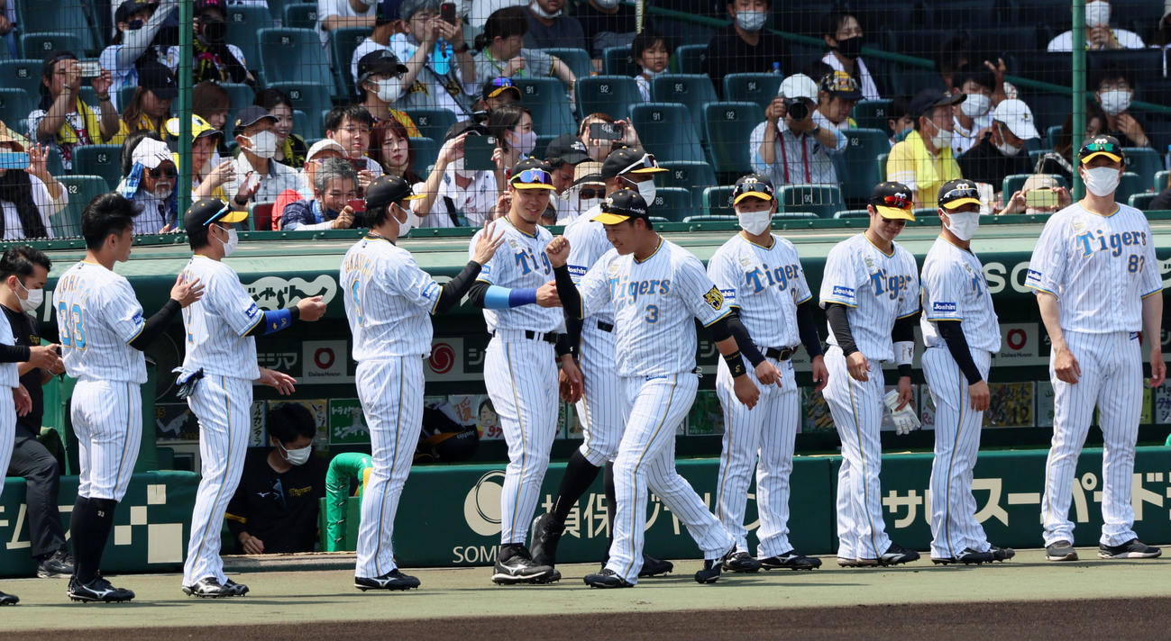 阪神ファミリーデーユニホーム着用 後日、選手らがサイン入れチャリティーオークション出品 - プロ野球 : 日刊スポーツ