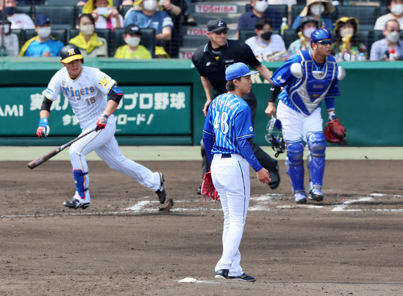 阪神対DeNA 2回裏阪神1死塁塁、京山は西純矢に左へ適時二塁打を打たれ失点（撮影・加藤哉）