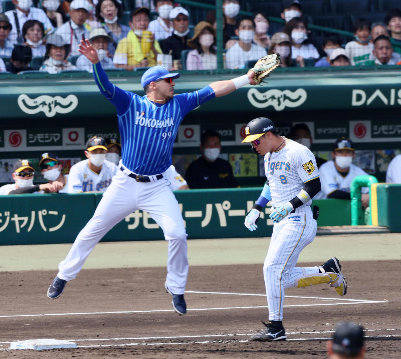 阪神対DeNA 2回裏阪神無死、佐藤輝は二失で出塁。一塁手はソト（撮影・加藤哉）