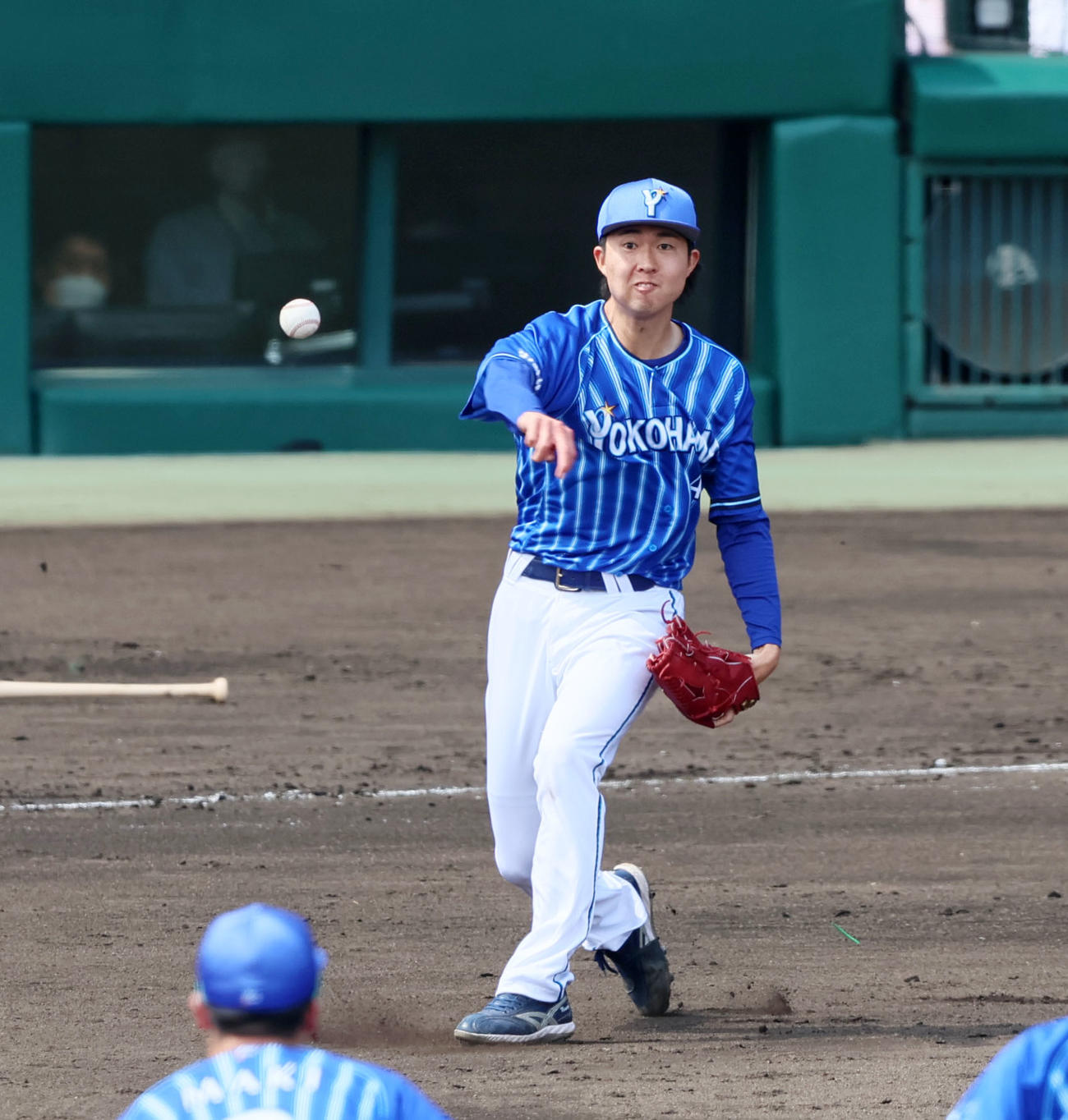 阪神対DeNA 2回裏阪神1死一塁、京山は糸原の打球を二塁へ送球（撮影・加藤哉）