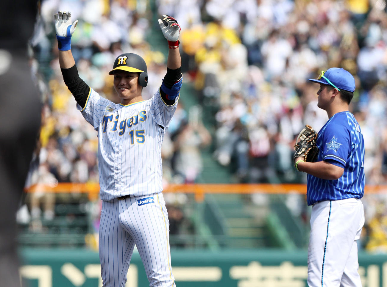 阪神対DeNA 2回裏阪神2死満塁、西純は左に2先制の点適時二塁打を放ち二塁で向かって両手を挙げる（撮影・上山淳一）