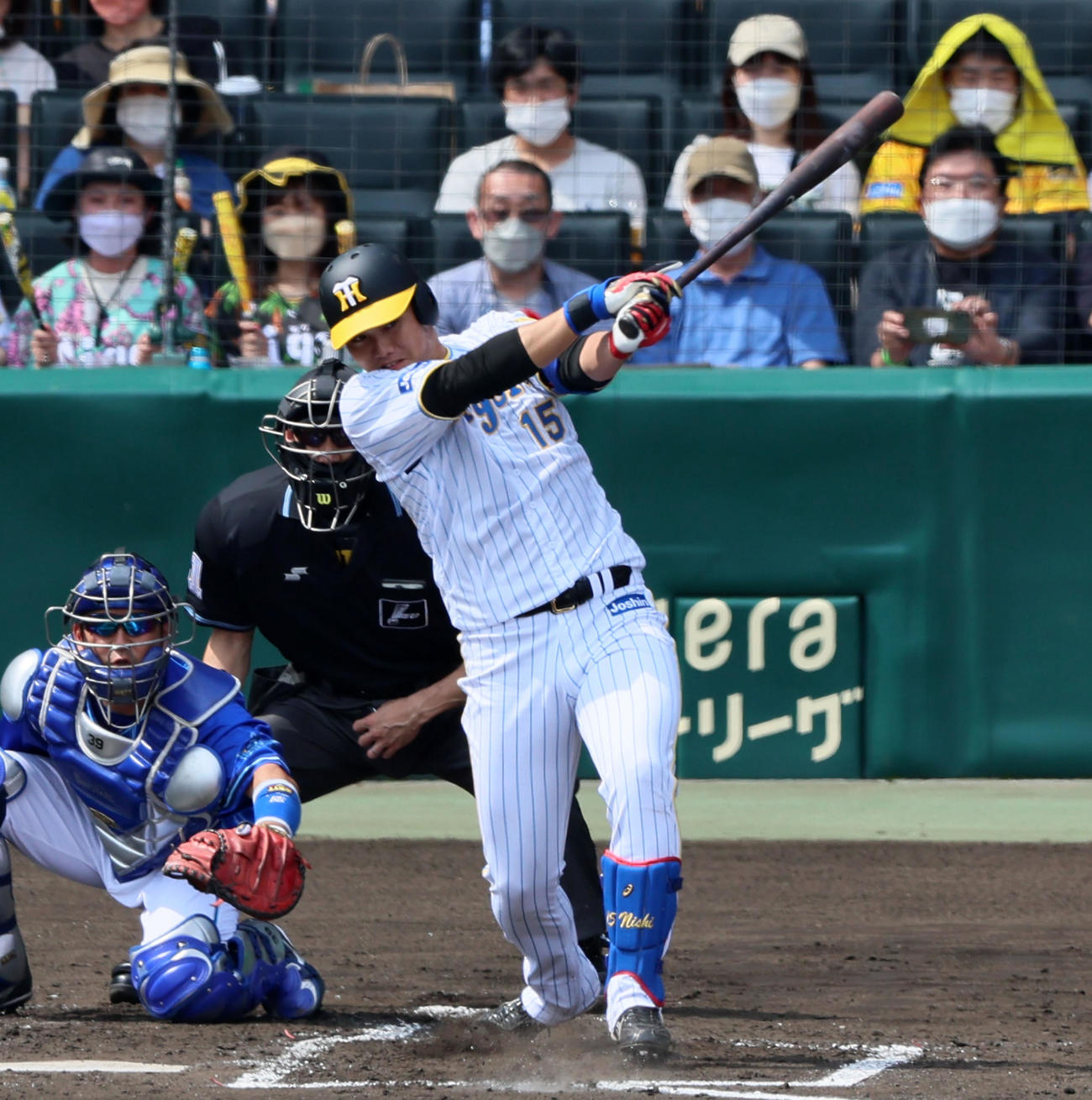 阪神対DeNA 2回裏阪神1死塁塁、西純は左へ適時二塁打を放つ（撮影・加藤哉）