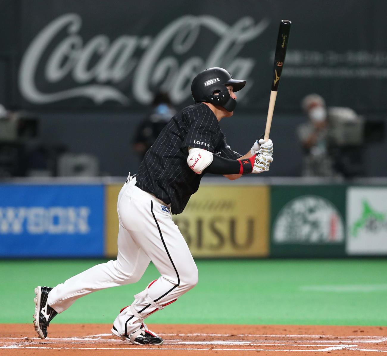 日本ハム対ロッテ　1回表ロッテ1死一塁、右中間に適時二塁打を放つ安田（撮影・黒川智章）