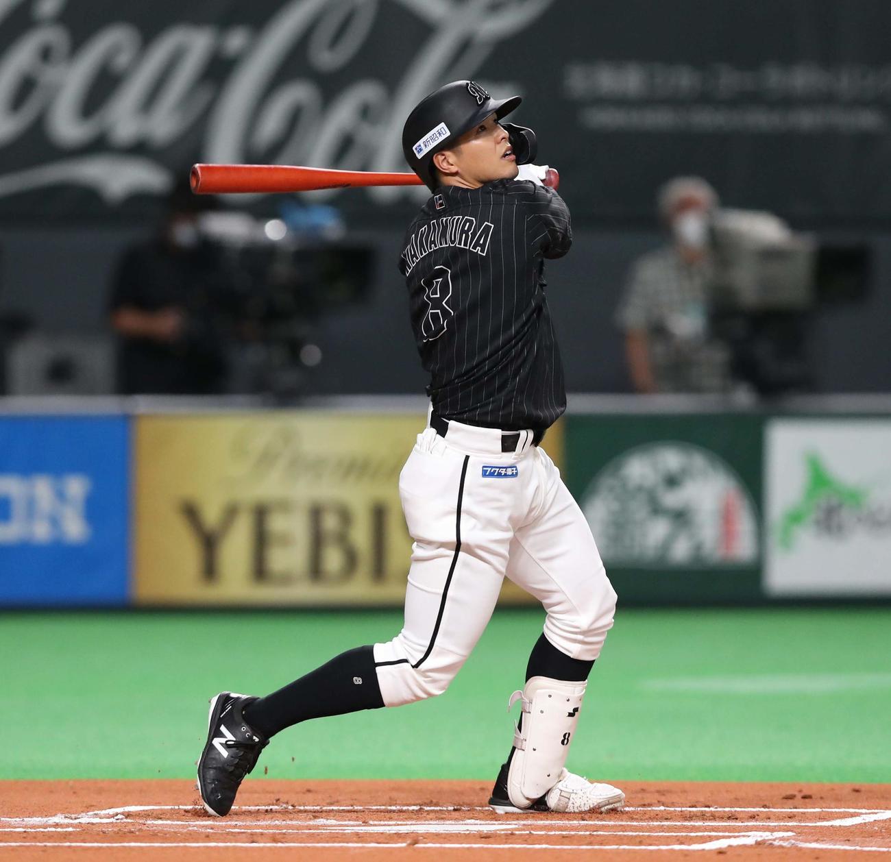 日本ハム対ロッテ　1回表ロッテ無死二、三塁、右犠飛を放つ中村奨（撮影・黒川智章）
