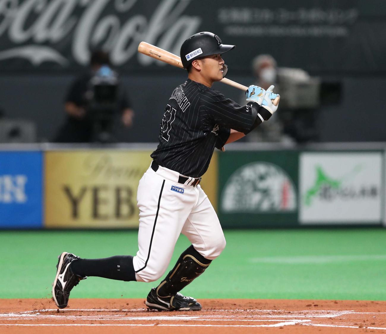 日本ハム対ロッテ　1回表ロッテ1死三塁、中前適時打を放つ山口（撮影・黒川智章）