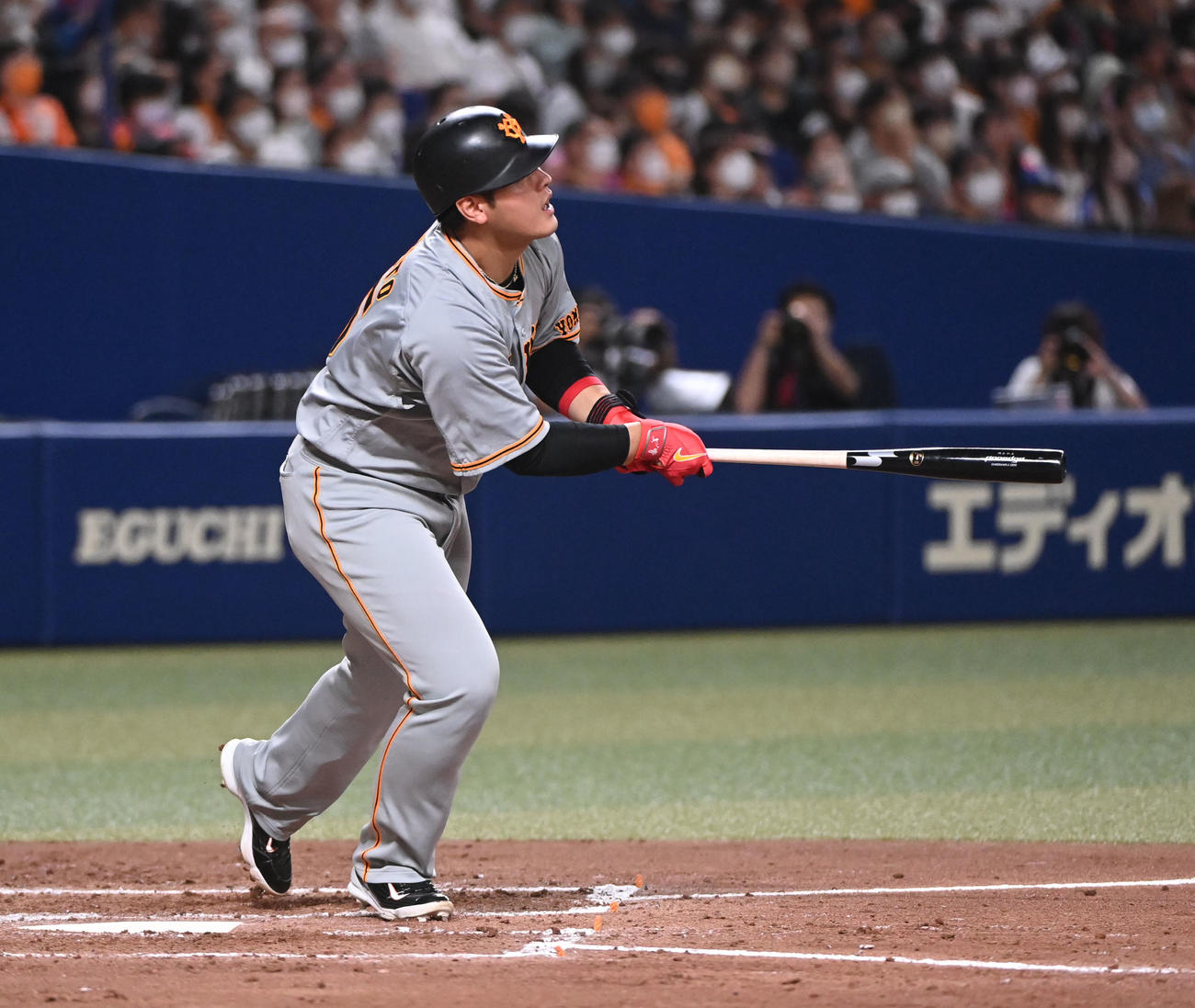 中日対巨人　4回表巨人1死、右越え本塁打を放つ岡本和（撮影・森本幸一）