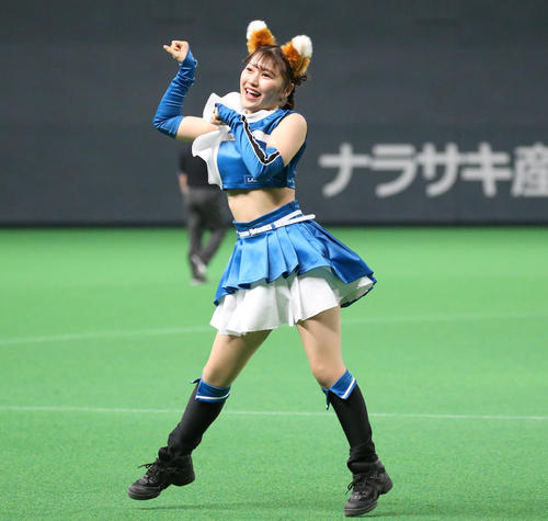ファイターズガールが踊る「キツネダンス」（きつねダンス）（2022年5月29日撮影）